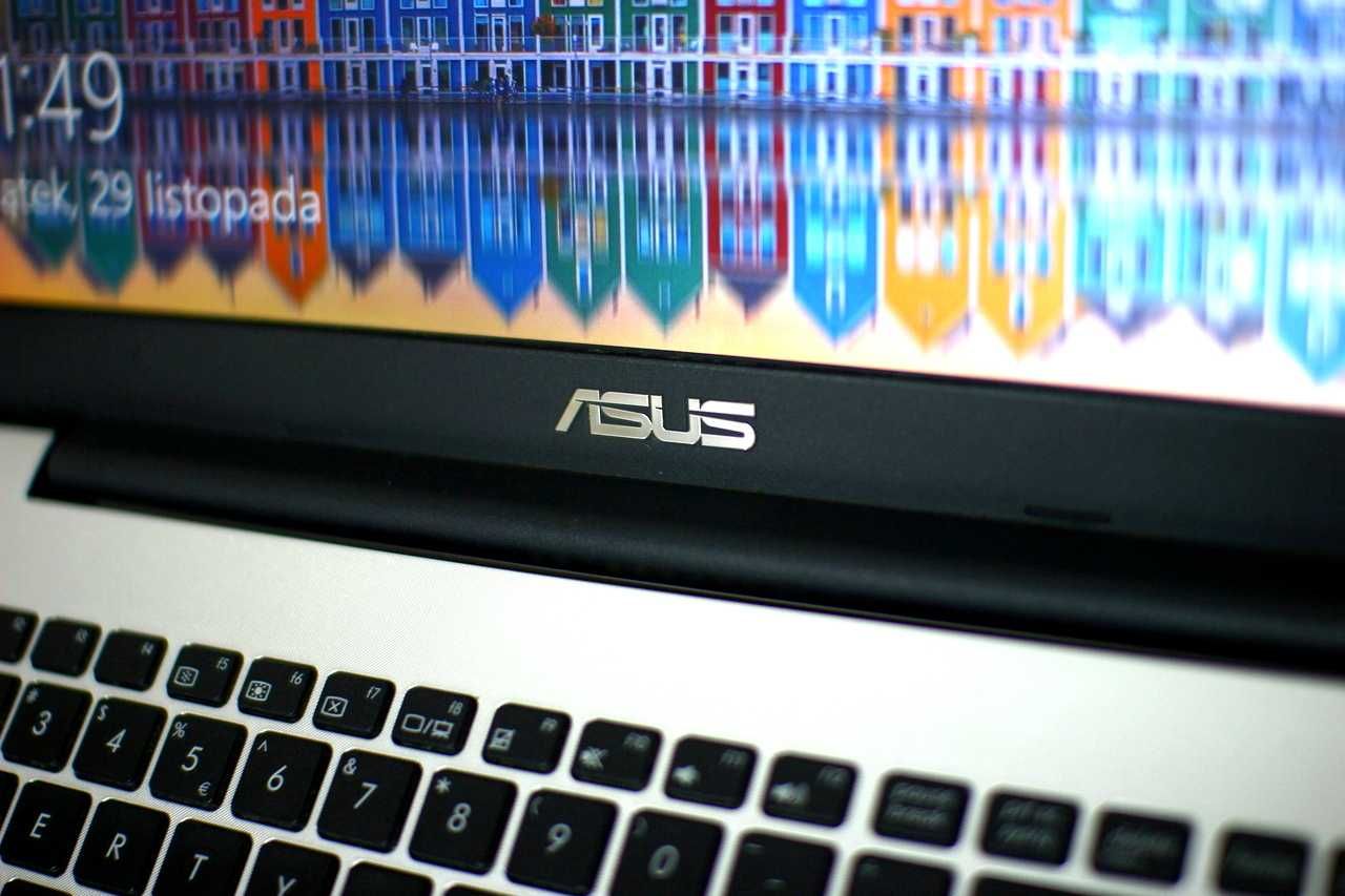Laptop ASUS i5 7200U SSD 512GB GT 940MX!! 12GB RAM LED15'6"