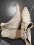 Beżowe buty kowbojki
