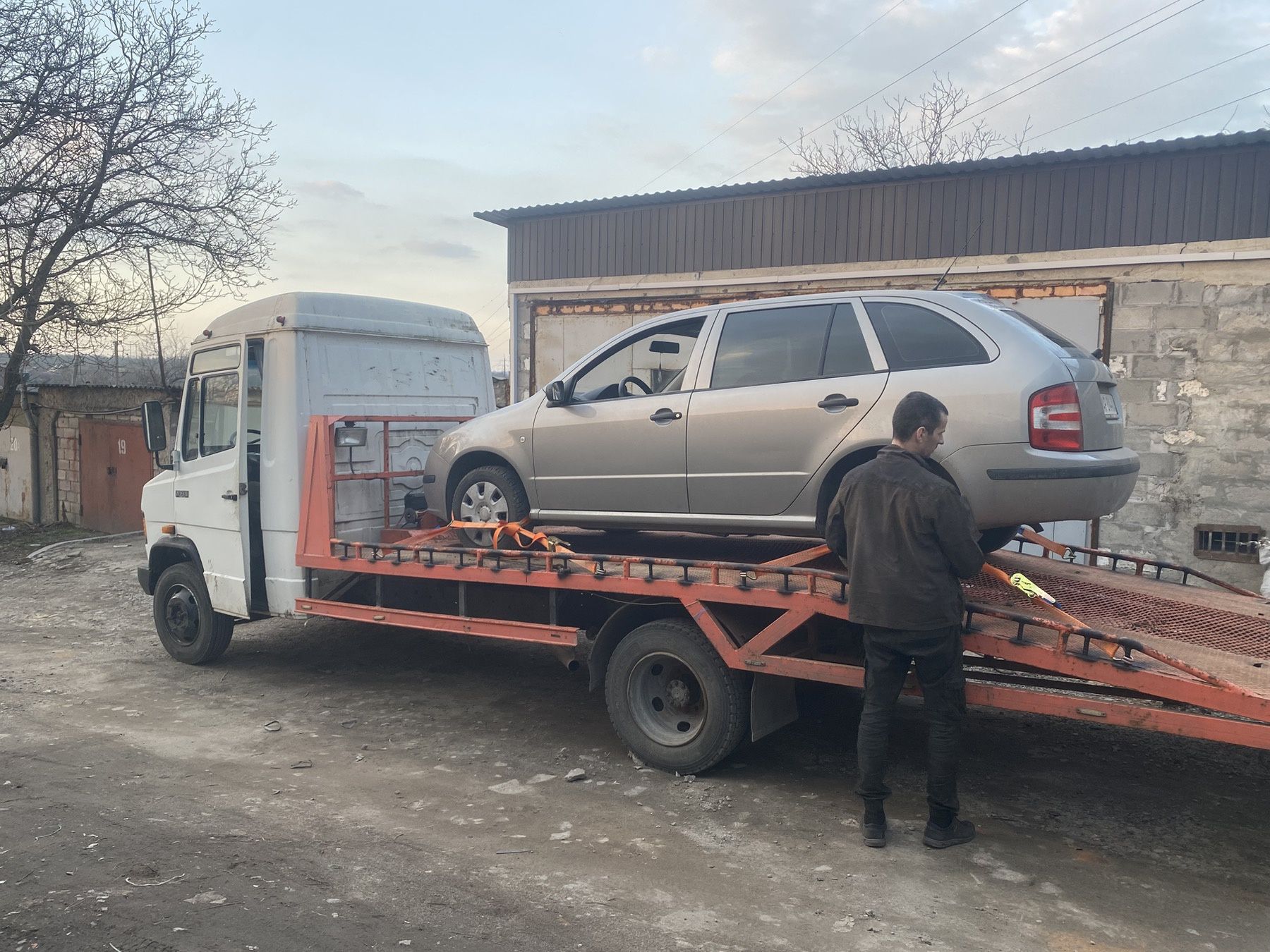 Послуги евакуатора, перевезення автомобілів та інших вантажів