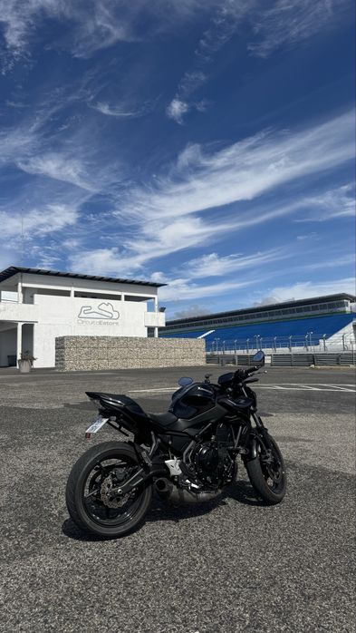 Kawasaki z650 com akrapovic titânio