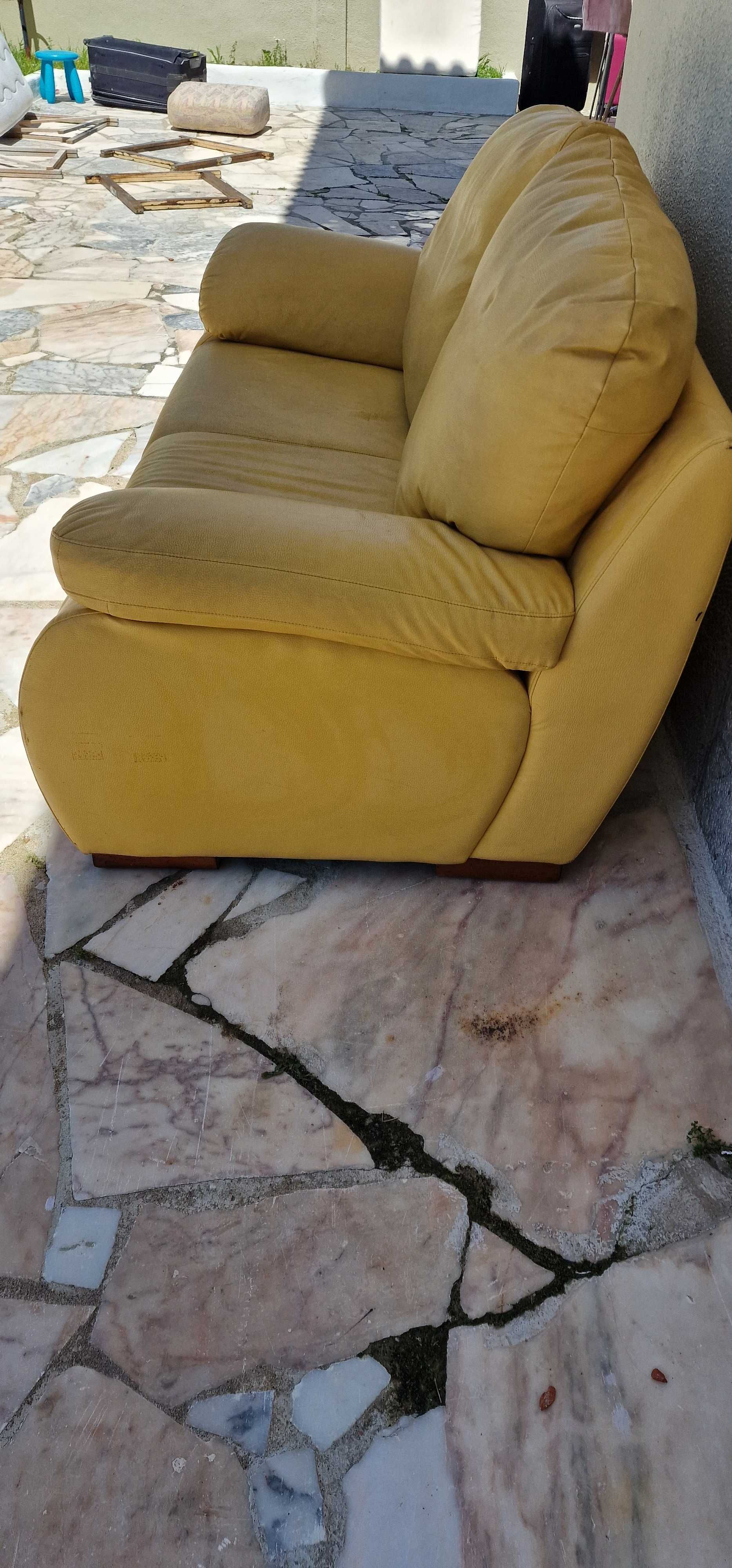 Sofá amarelo 2 lugares.