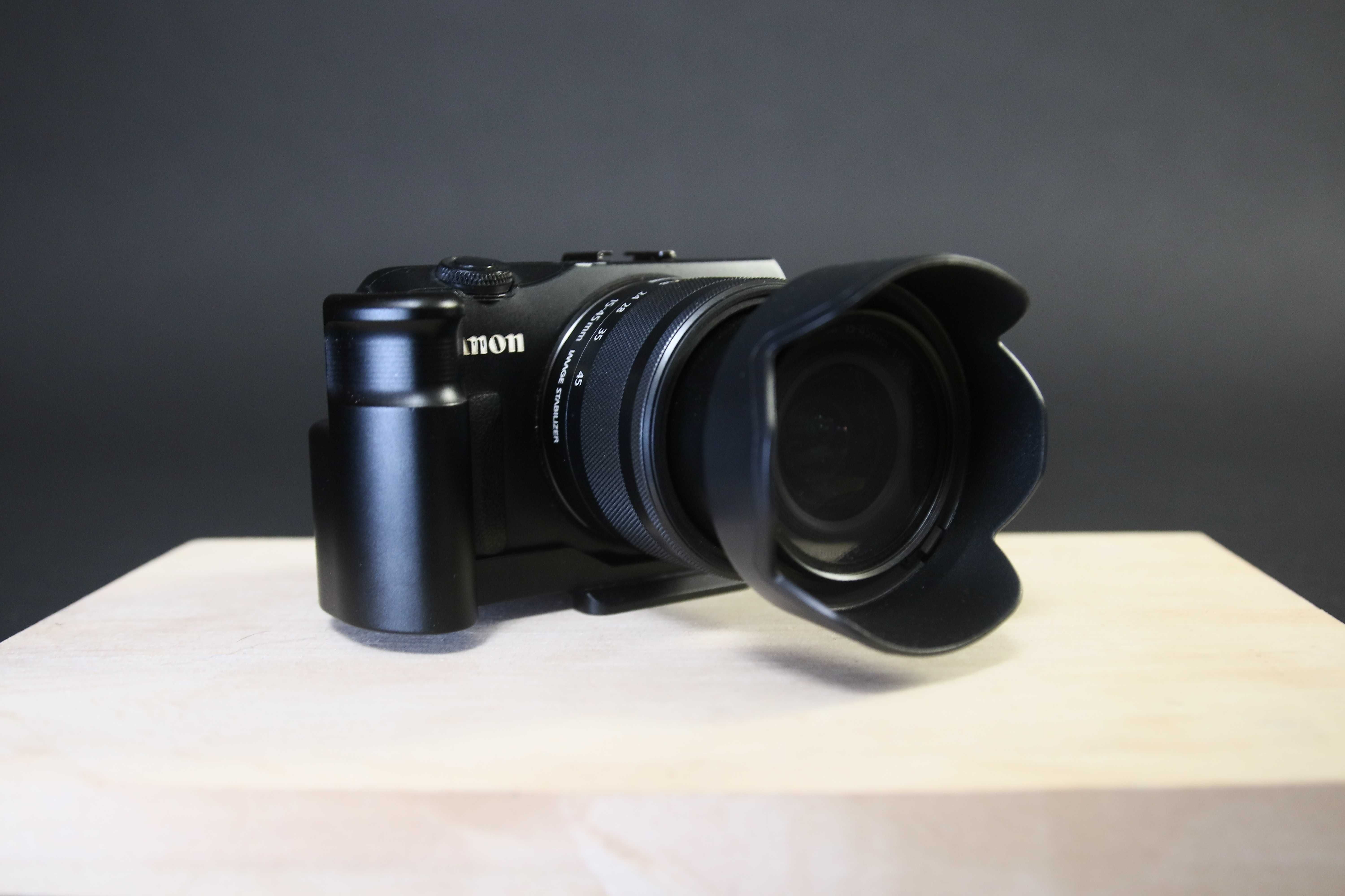 Canon EOS M + 15-45 f3.5-6.3 kit + комплект