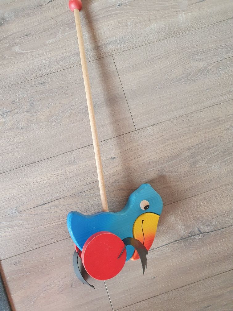 Drewniany tukan papuga zabawka jeżdżącą