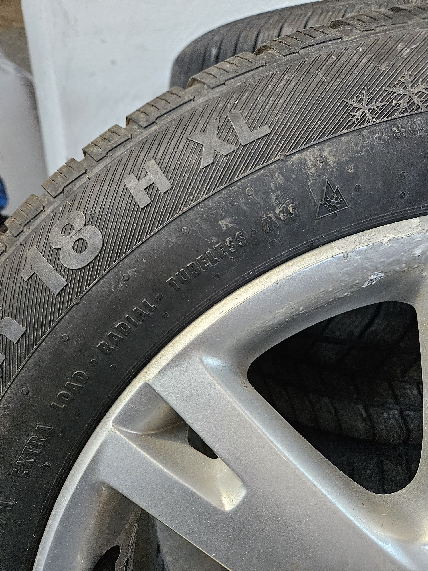 Komplet opon zimowych z felgami 255/55 R18