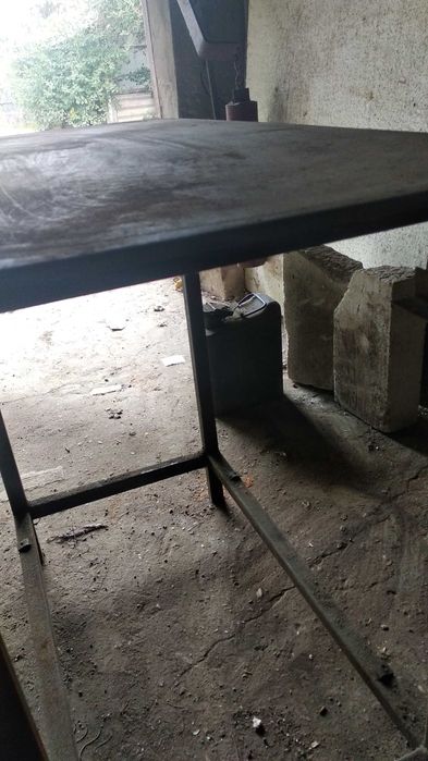 Металлический стол , слесарный .