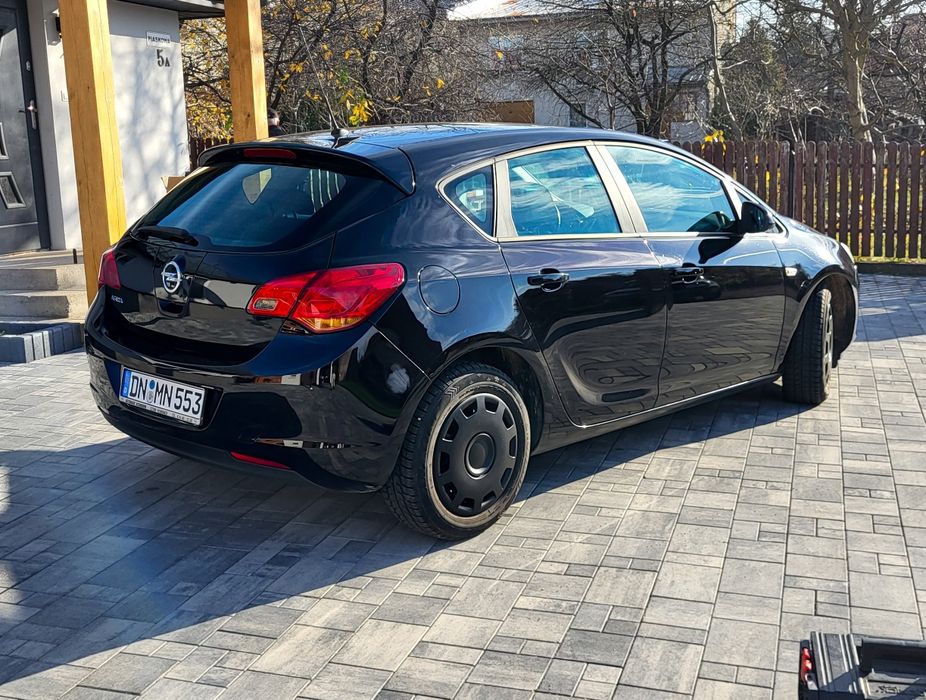 Opel Astra J • 1.6 benzyna •  Zadbany