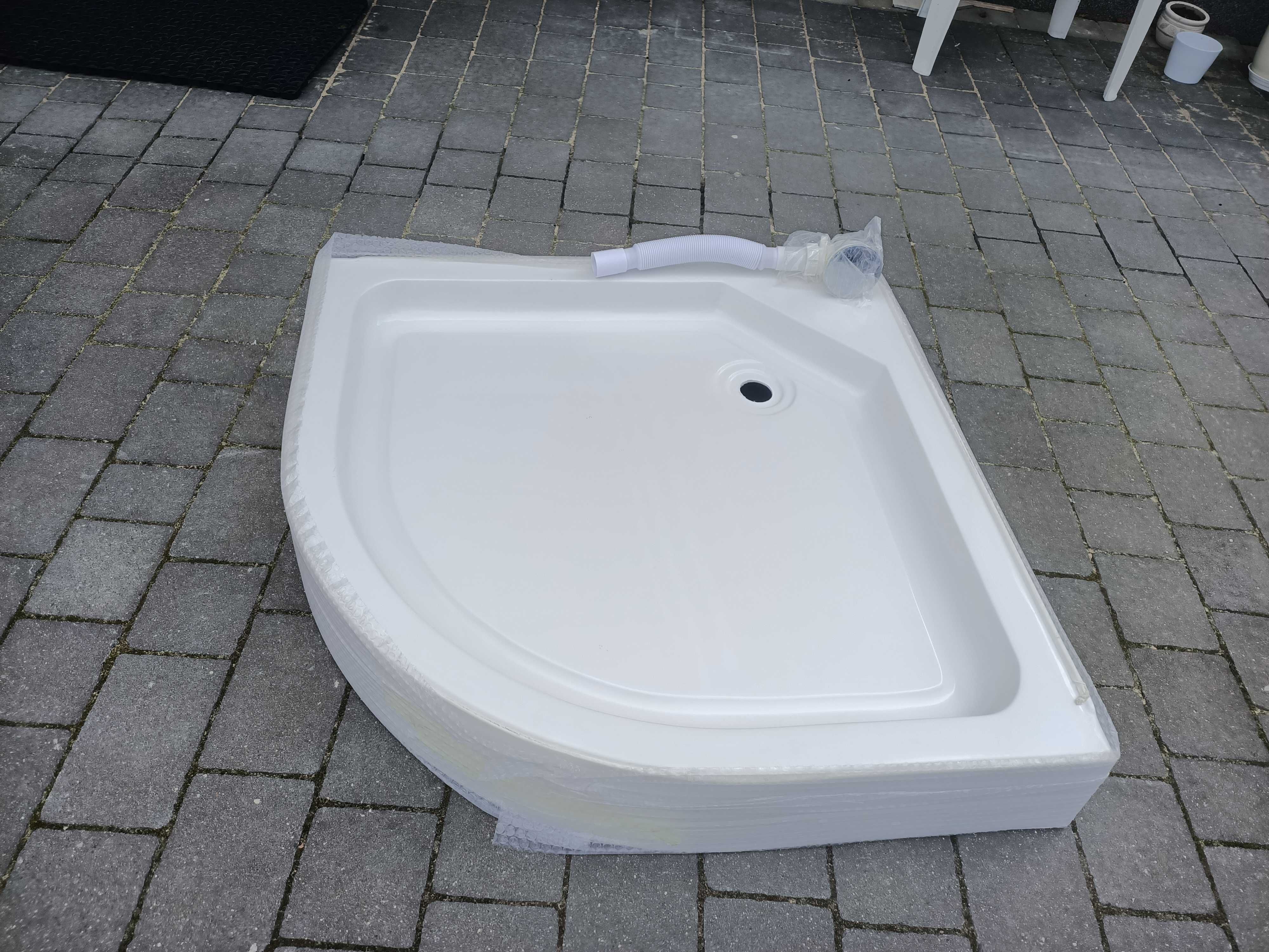 Brodzik akrylowy narożny 90 cm ze stelażem i syfonem.