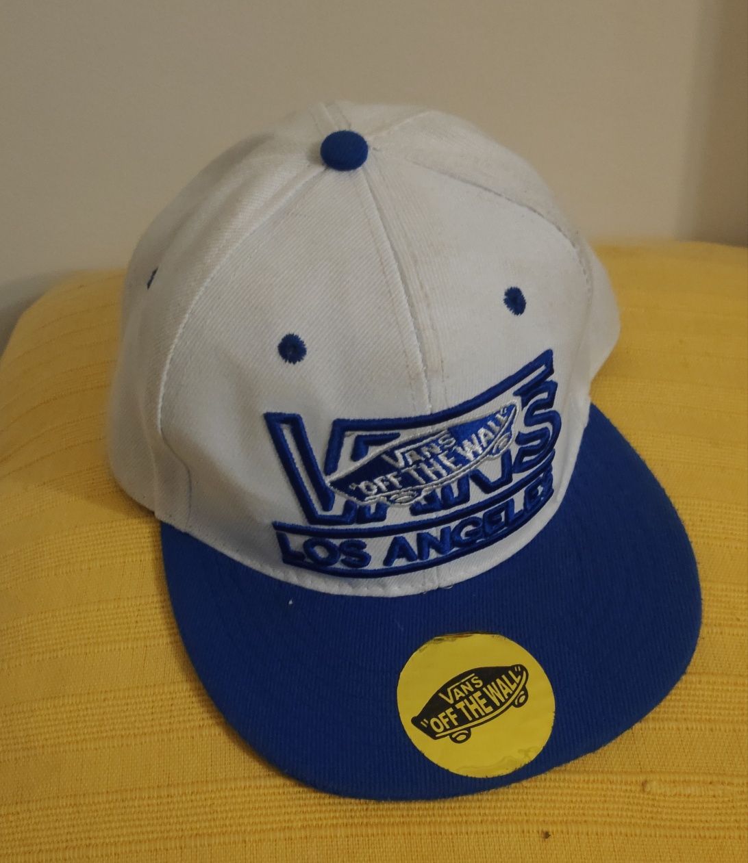 Boné branco com pala azul