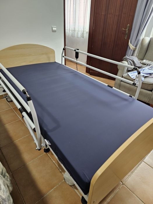 Cama artucilada sobe as costas e os pés