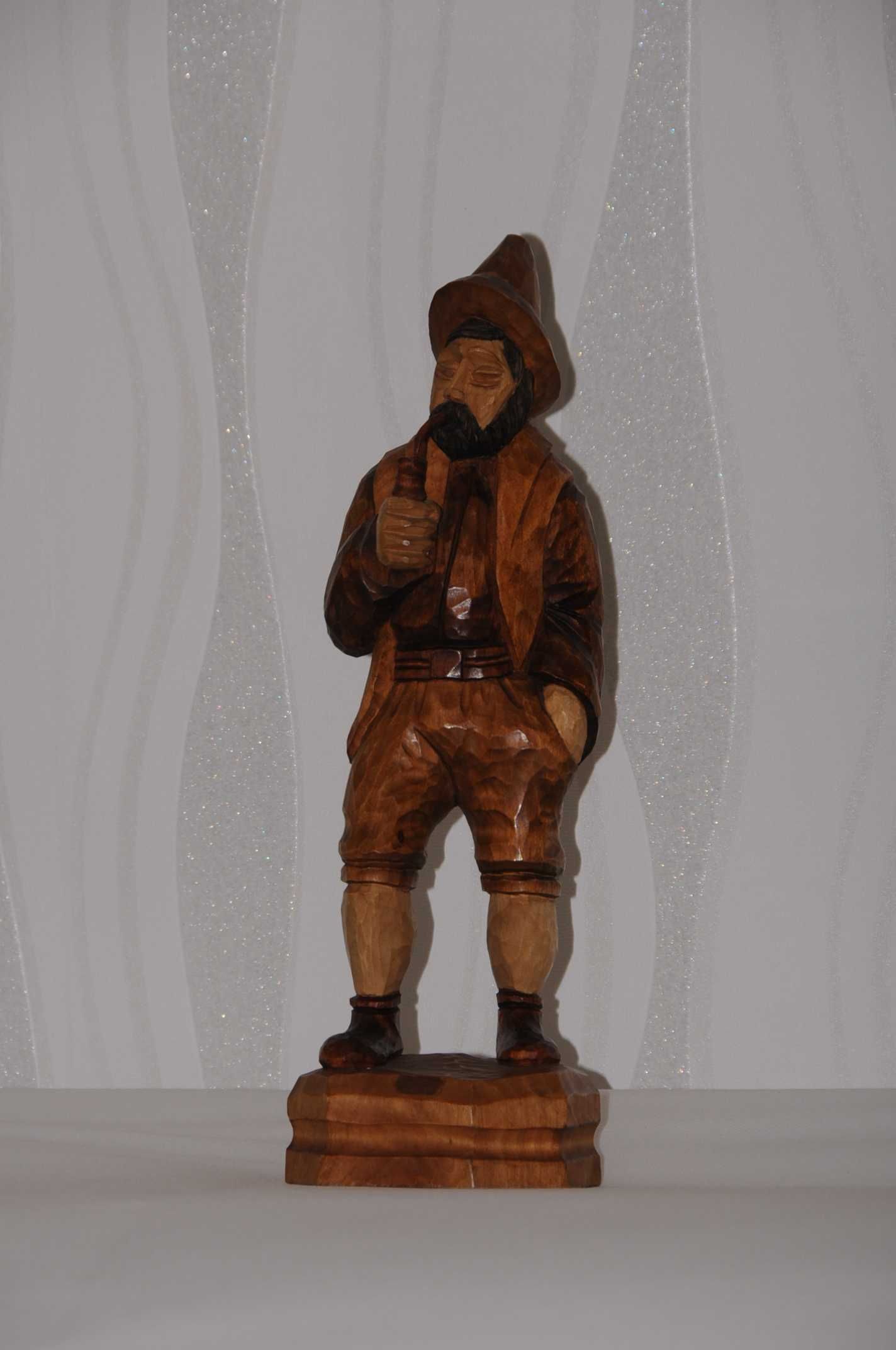Figurka drewniana-mężczyzna z fajką-rzeźba,rękodzieło z PRL,lata 1980e