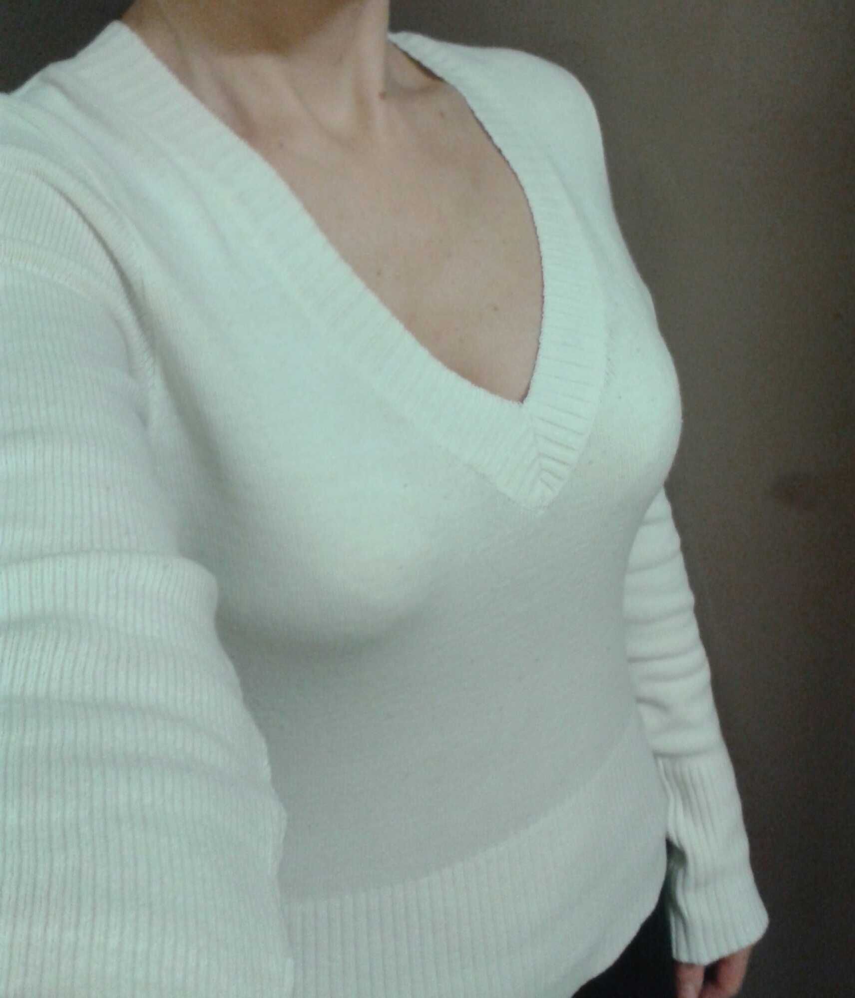 Biały sweterek z trójkątnym dekoltem rozmiar S