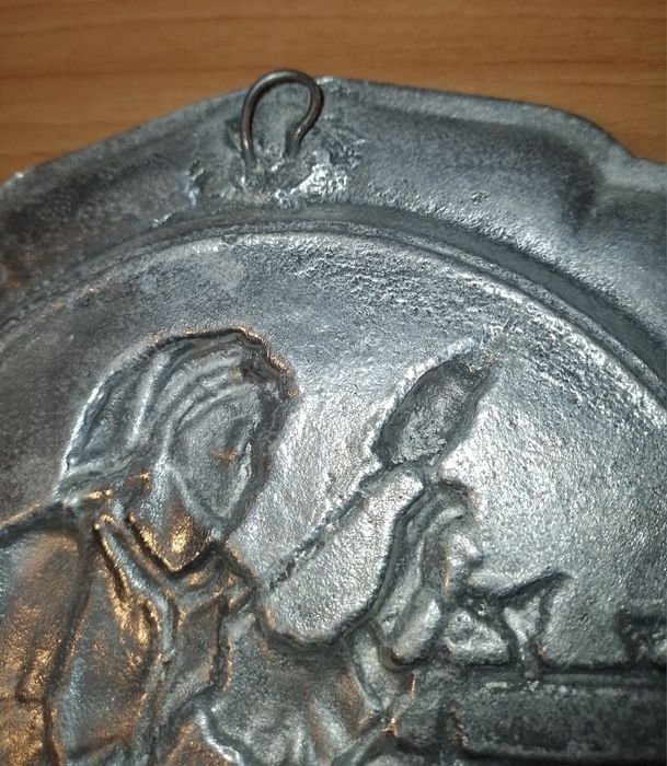 Prato decorativo em alumínio com imagem de fiandeira