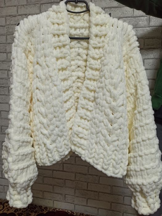 Кардиган в'язаний з плюшевої пряжі