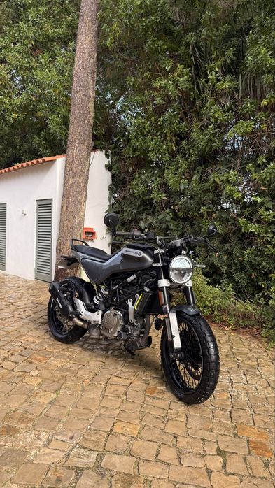 Husqvarna Svartpilen 125 – 2022 apenas 5300 km