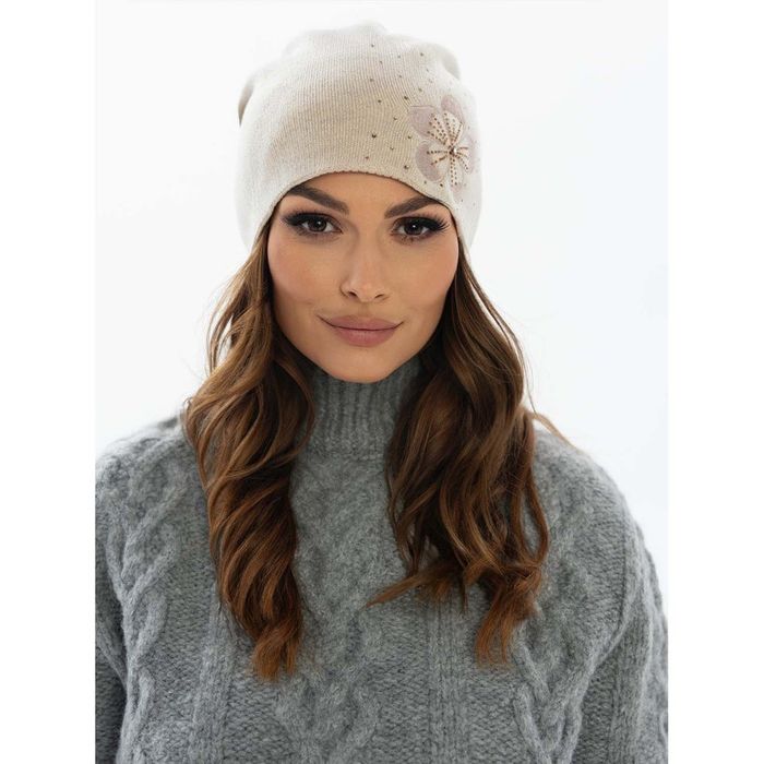 beżowa czapka damska marszczona z haftem i kryształkami - peterson