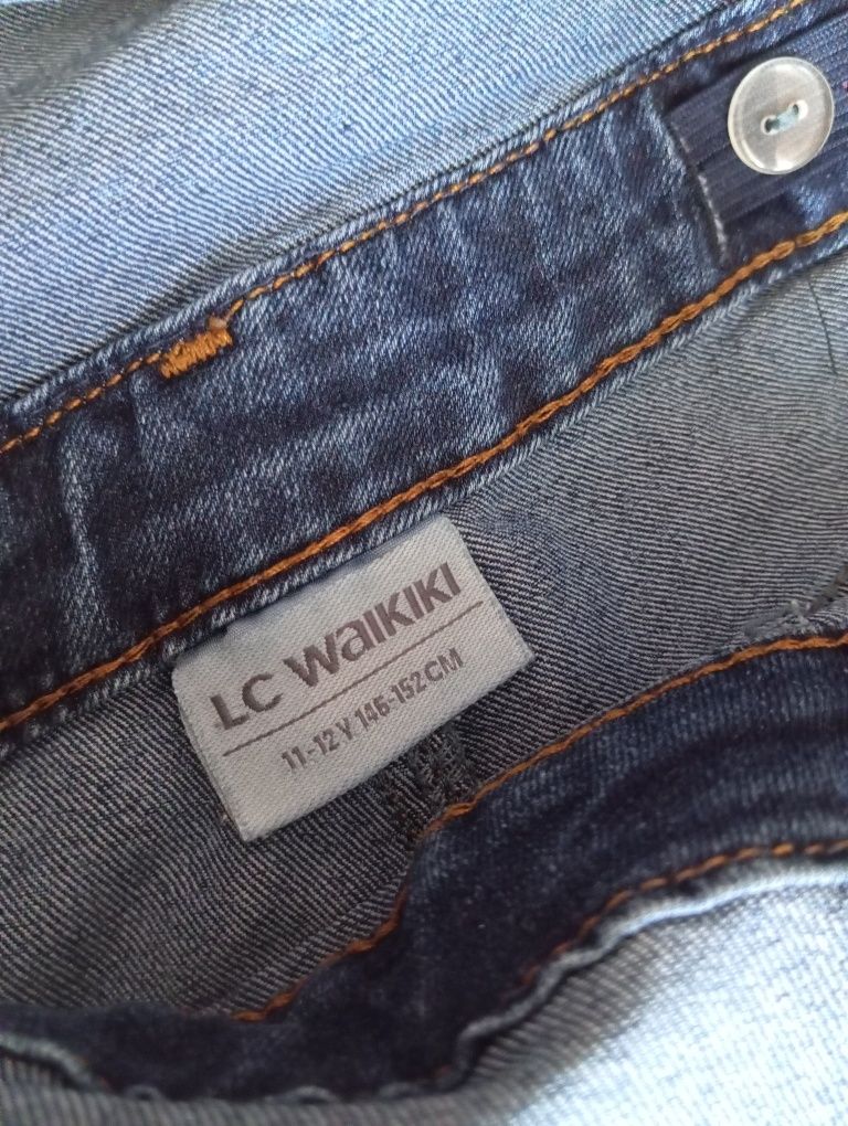 Продается подростковый джинсовый комбинезон для девочки.