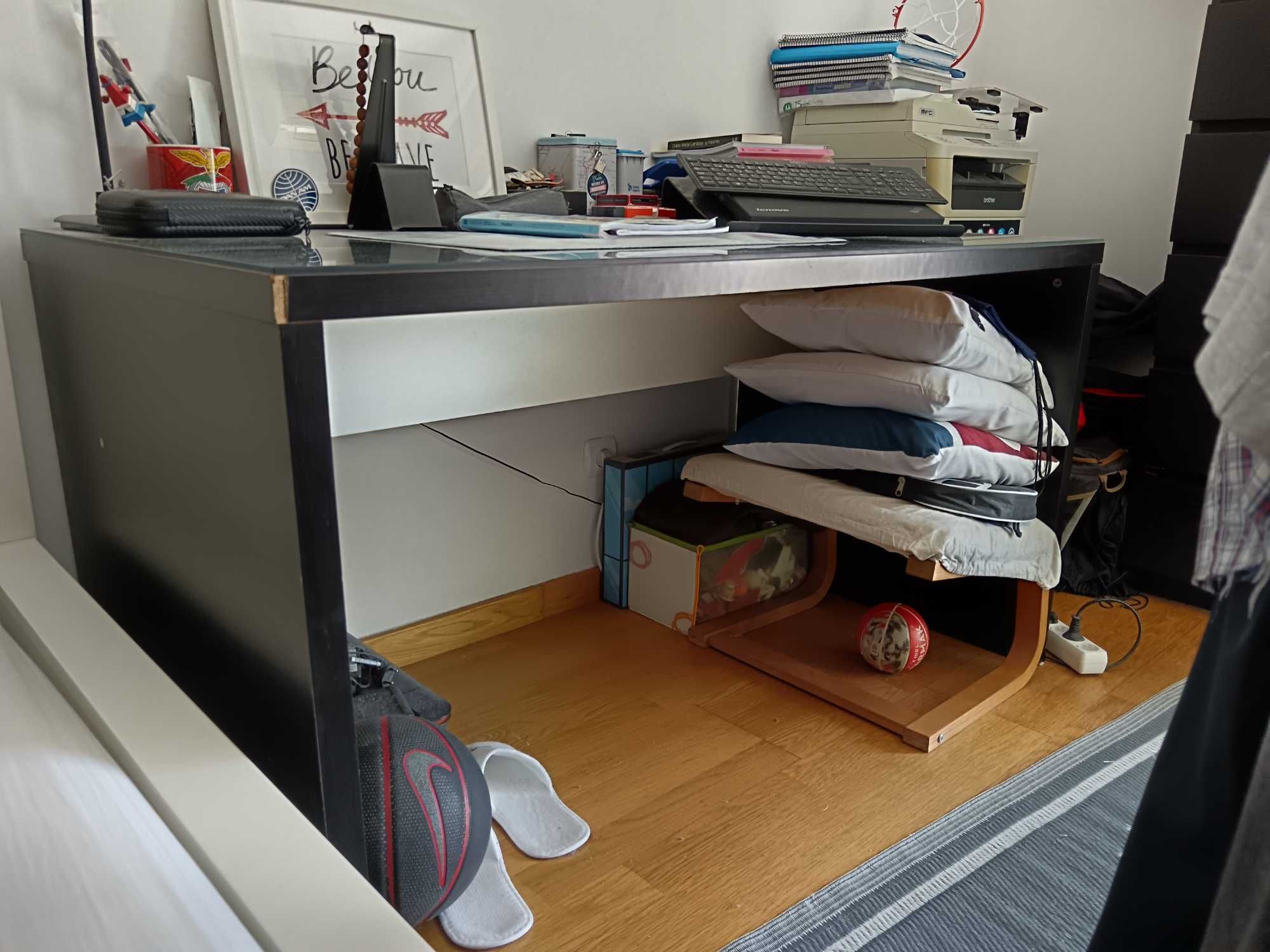 Secretaria / mesa de trabalho