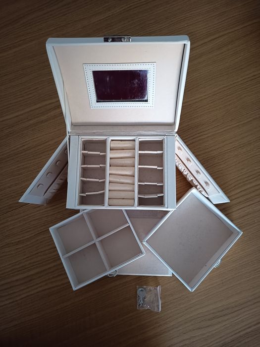 Guarda jóias branco