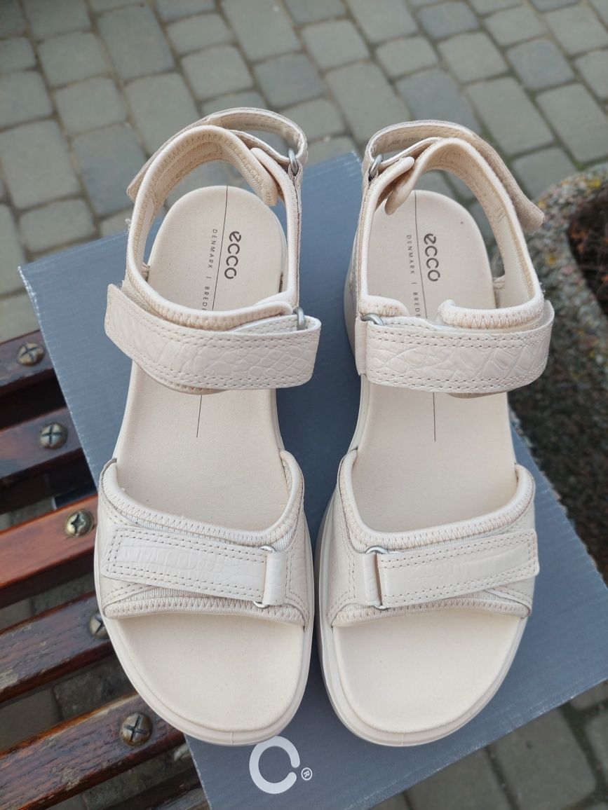36 р Оригінальні шкіряні босоніжки Ecco  FLOWT WEDGE