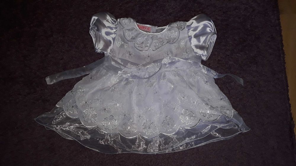 Biała sukieneczka do chrztu