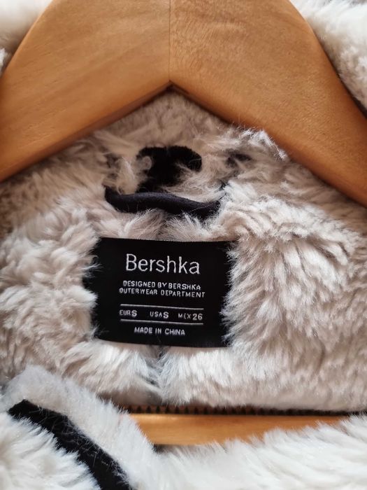 Casaco preto todo em pêlo por dentro Bershka, tamanho S