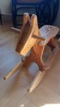Stary drewniany konik na biegunach