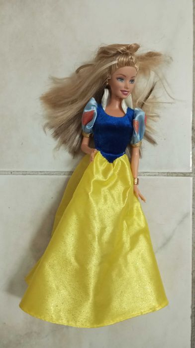 4 Barbies e mala de transporte