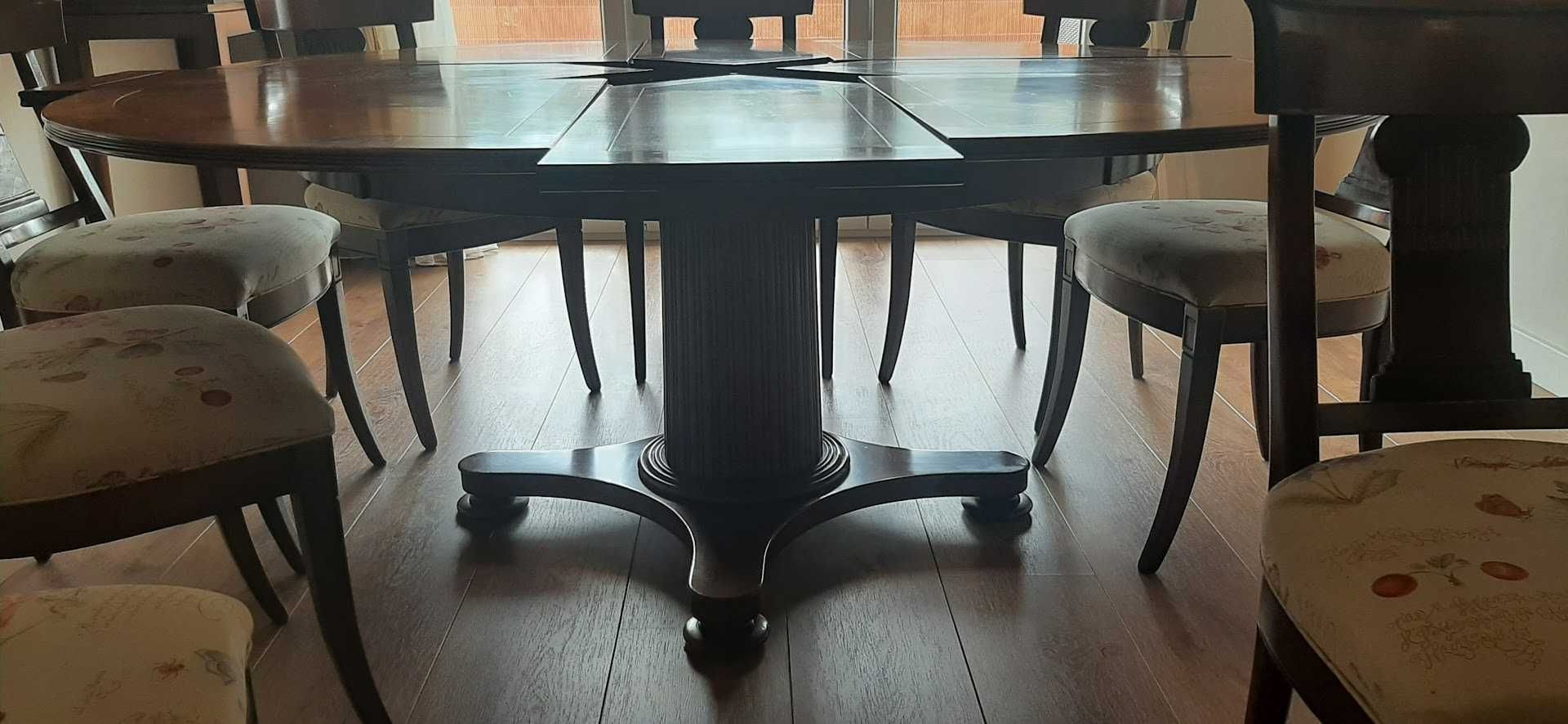 Mesa de Jantar e 8 Cadeiras em mogno maciço design exclusivo