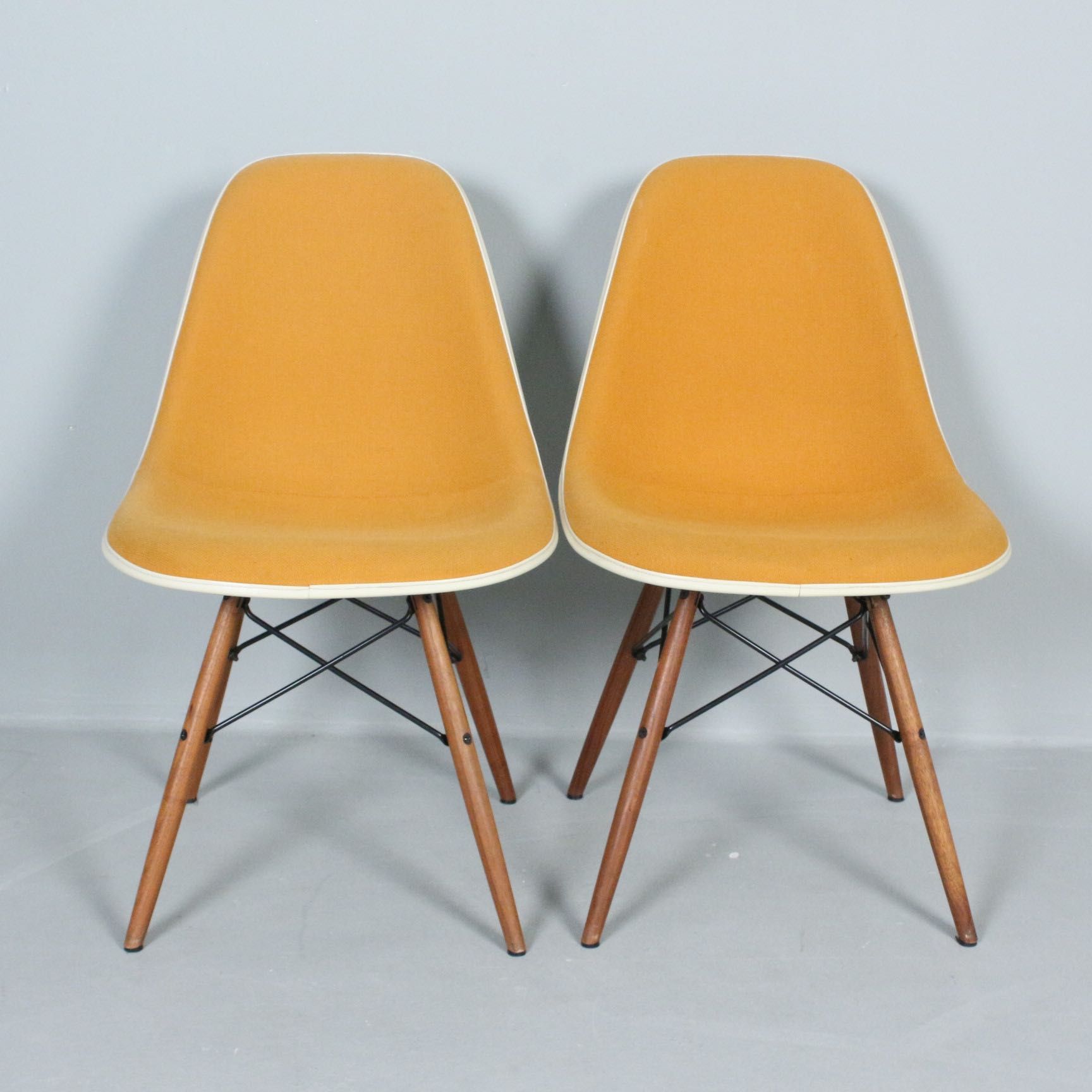 Para krzeseł Eames Herman Miller “model DSW”