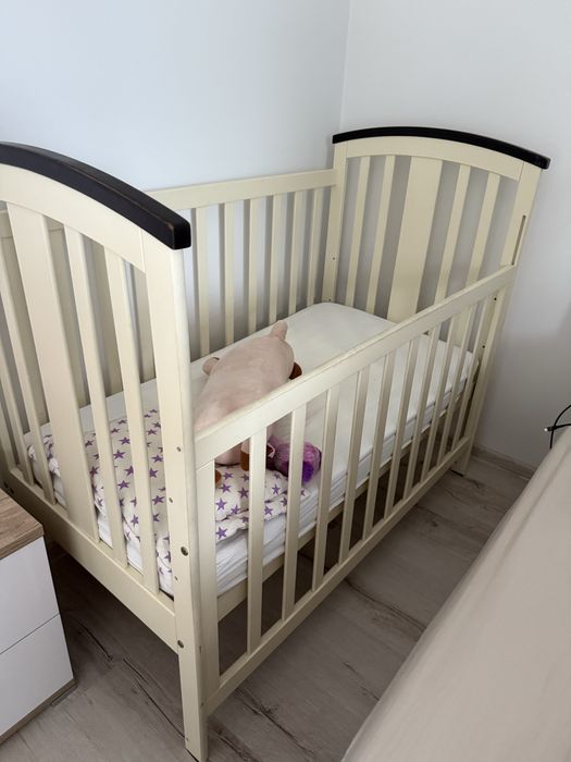 Дитяче ліжко і комод