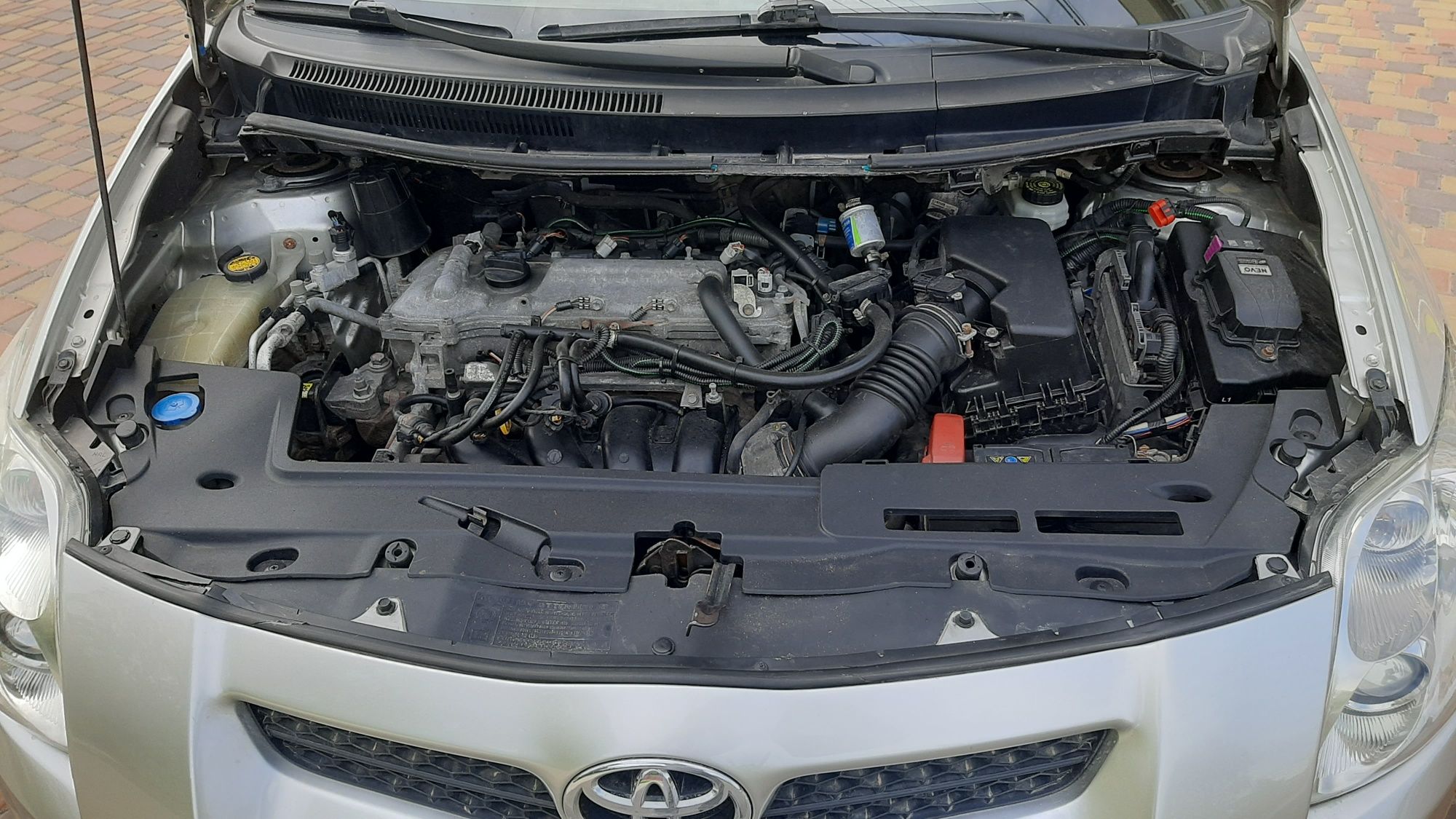 TOYOTA AURIS  1.6  avtomat  GAZ