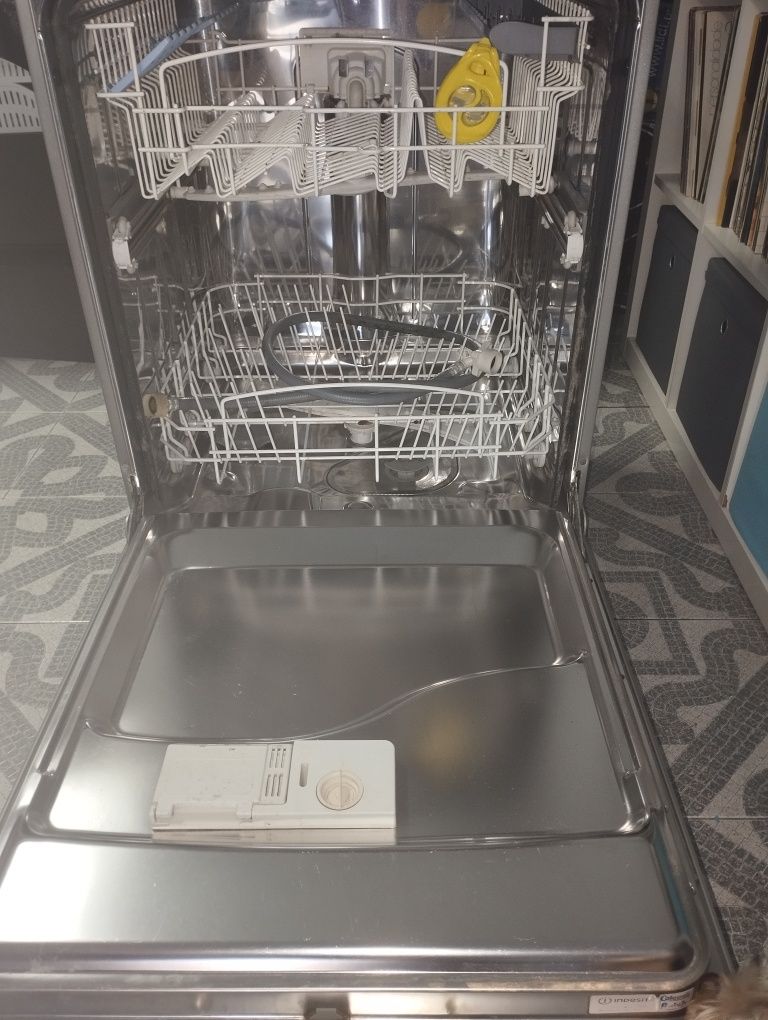 Máquina de lavar loiça Indesit IDL600S. Com avaria