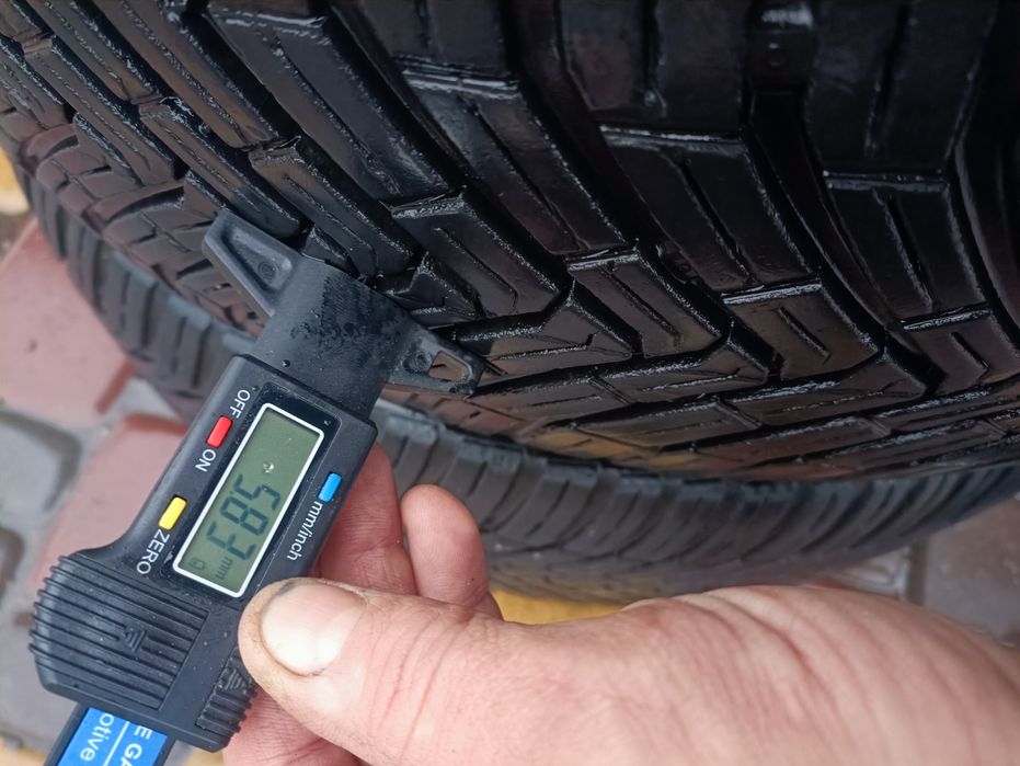 Continental 215/50 R18 комплект всесезонних шин