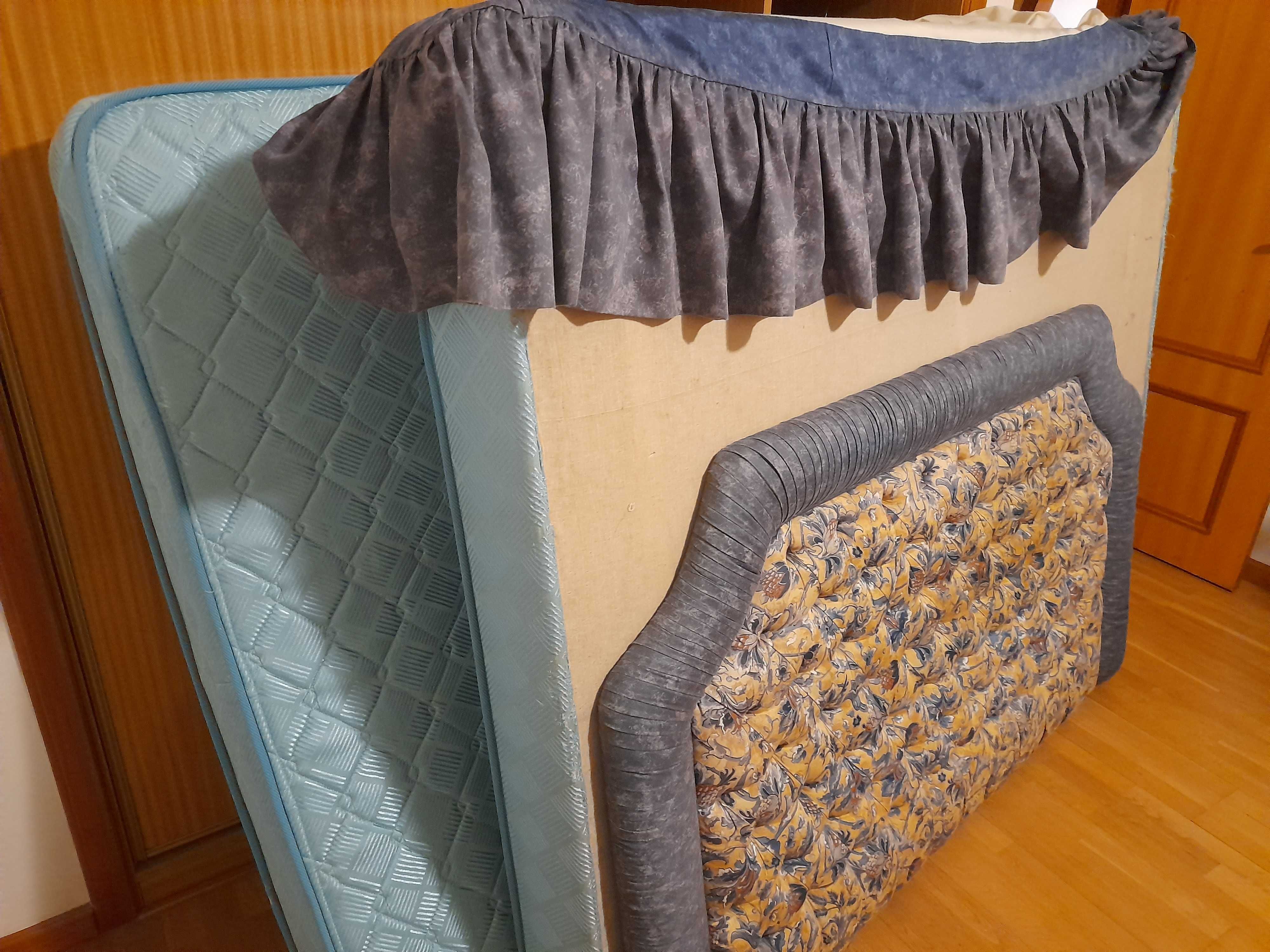Cama de casal, mesas de cabeceira, e colchão