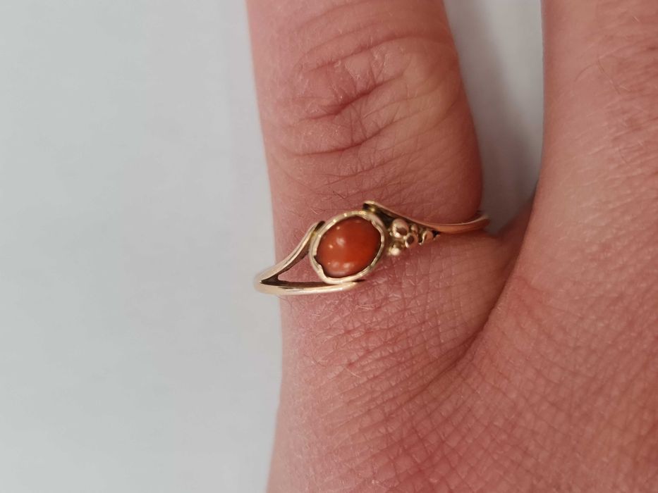 Polska 63-86/ Złoty pierścionek/ 585/ 1.35 gram/ R15/ Koral