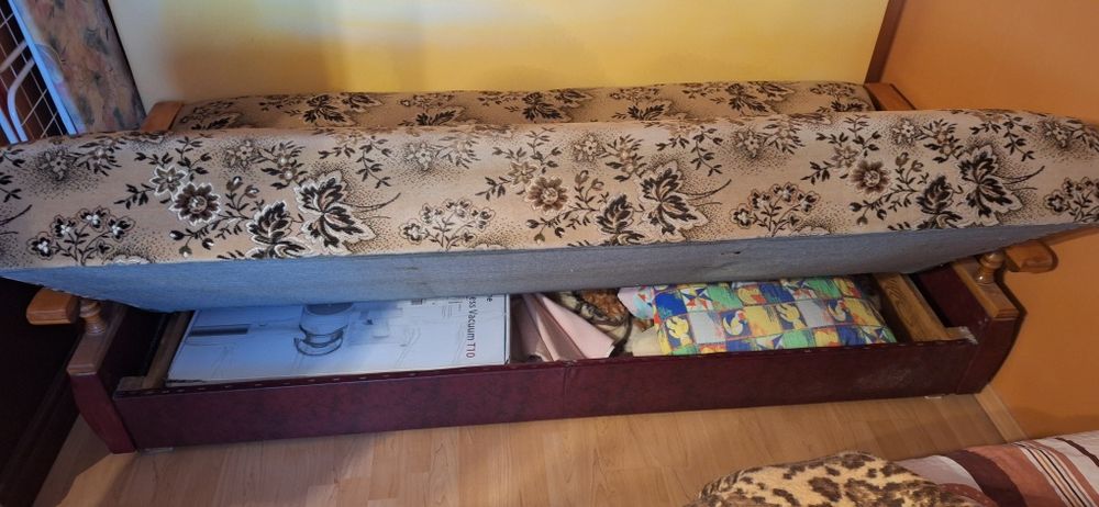 wersalkaz funkcją rozkładania. 
Foteli nie ma. 

Dębowe zdobienia. 
Sw