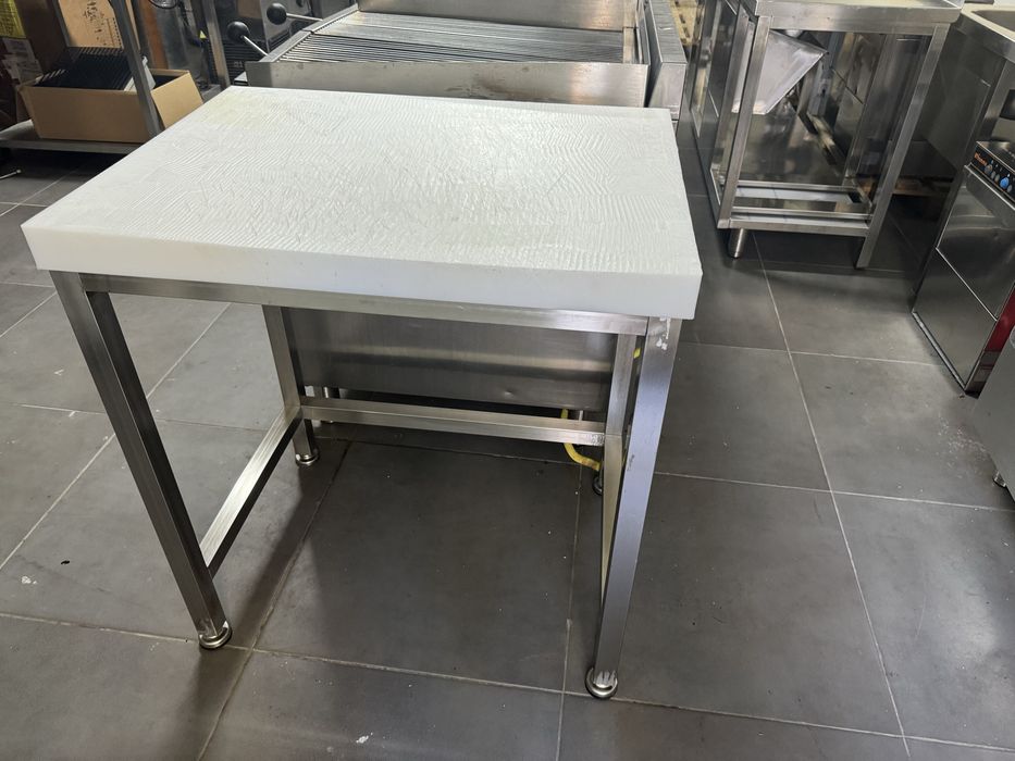 Mesa de corte muito muito nova