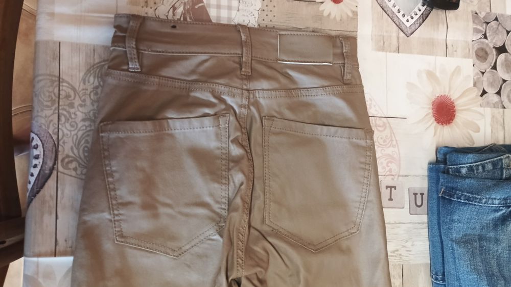 Calças em pele preto e castanhas