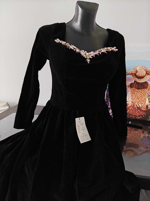 Suknia w stylu Audrey Hepburn – czarna, aksamitna, z długimi rękawami,