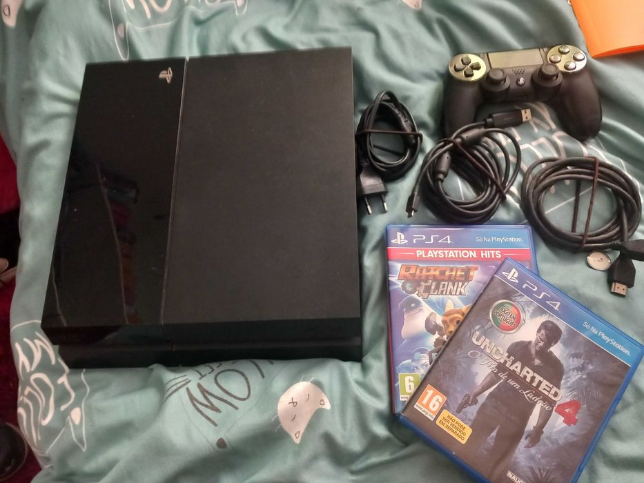 Playstation 4 500GB com garantia de 4 anos  + 2 jogos