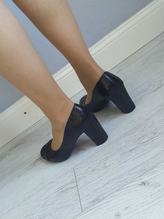 Комфортні шкіряні туфлі на стійких підборах, Lotus