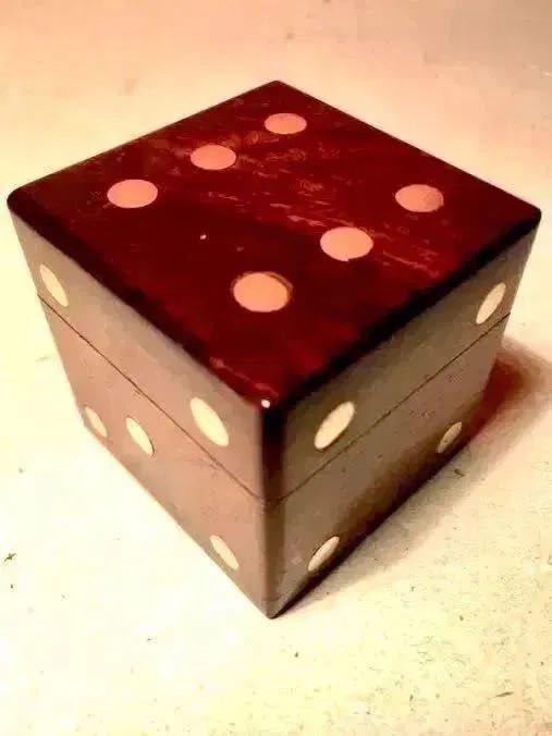 CAIXA DADO - madeira - incrustações em latão - antiga -  5x5x5 cm/s