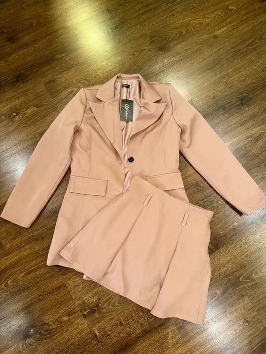 Продам костюм (піджак та спідниця-шорти)