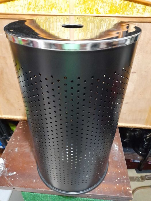 Cesto em metal aço inox de roupa suja cor preta e tampo cromado usado