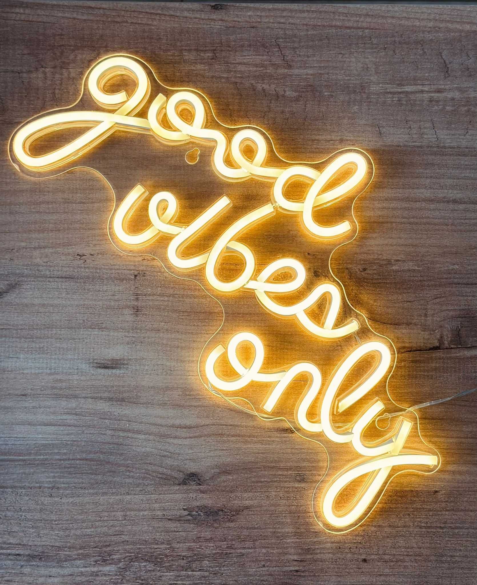 Neon LED do dekoracji  Good Vibes – ciepłe białe światło