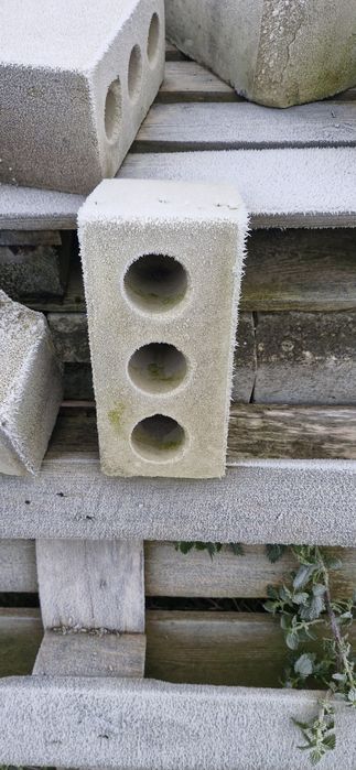 Biała cegła dziurawka