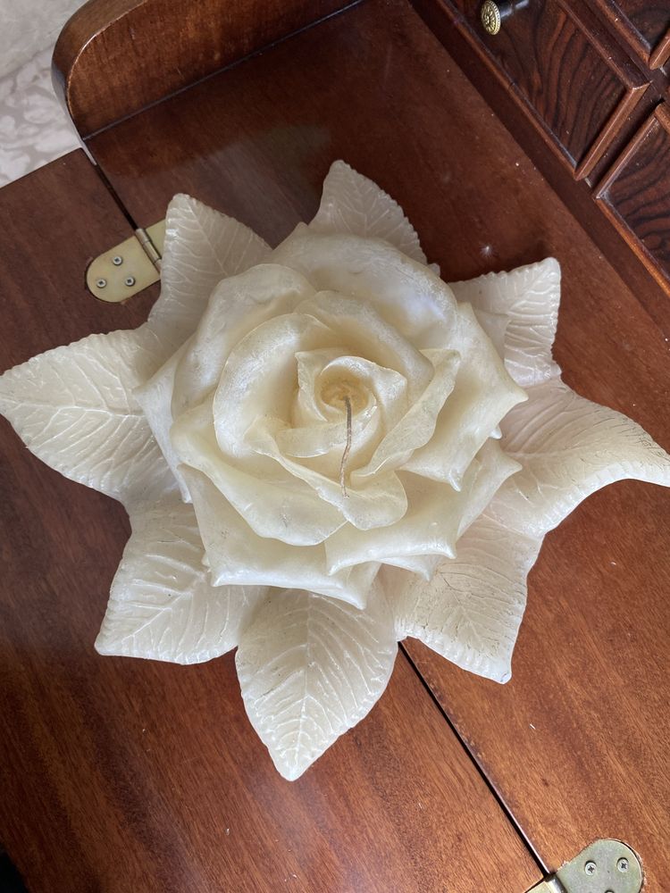 Vela em forma de rosa