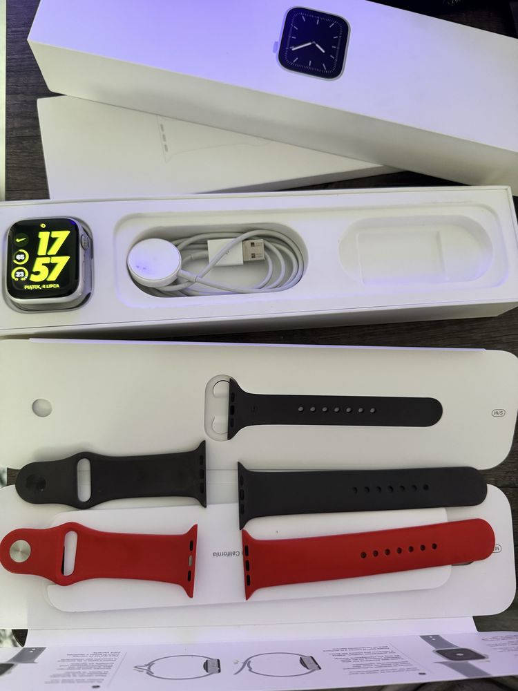 Apple Watch Series 5 44 mm + 3 paski