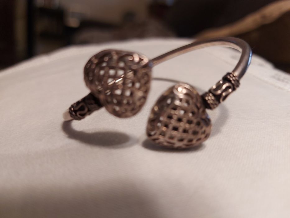 Pulseira elegante c/ corações rendilhados.