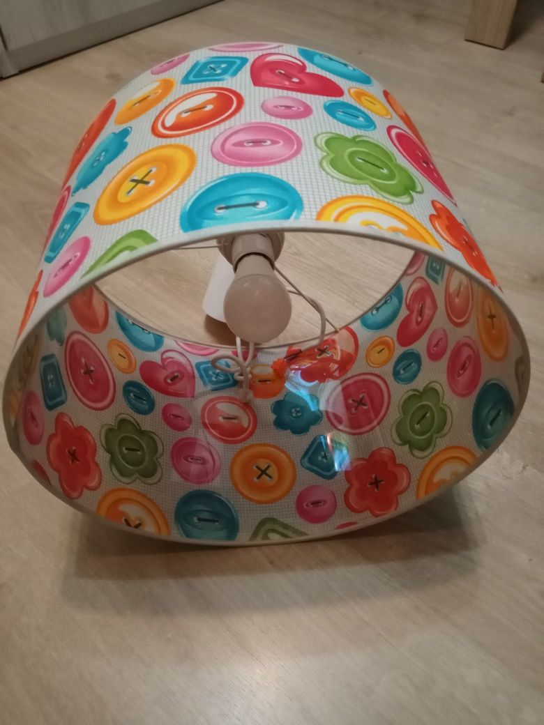 Lampa pokojowa kolorowa.